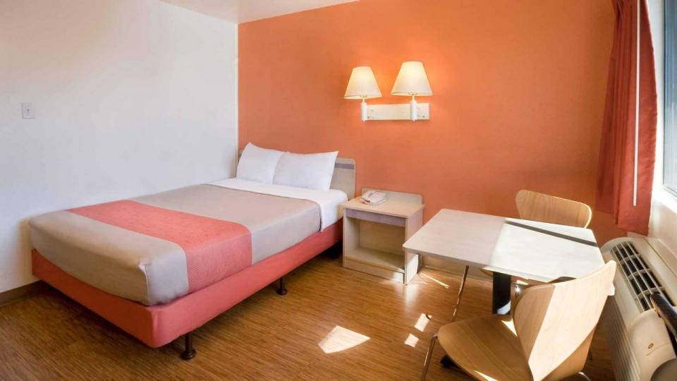 More Photos Of 325 SE Nye Ave, Pendleton Hotel For Sale