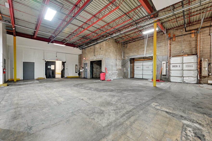 More Photos Of 100 Chamber Plz, Charleroi Supermarket For Lease