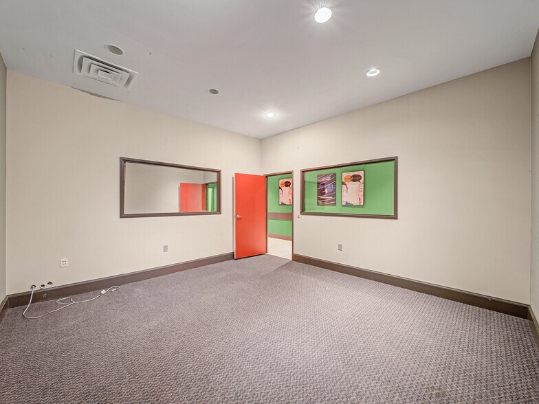 More Photos Of 2424 Lacy Ln, Carrollton Showroom For Sale