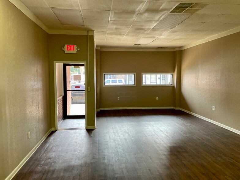 More Photos Of 718-720 Midland Ave, Midland Storefront Retail Office For Lease