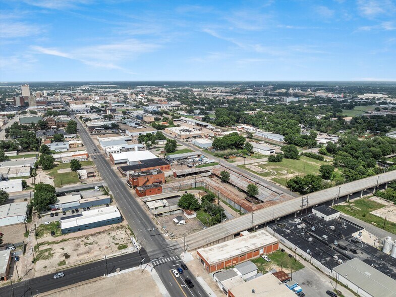 More Photos Of 1702 Franklin Ave, Waco Warehouse For Lease