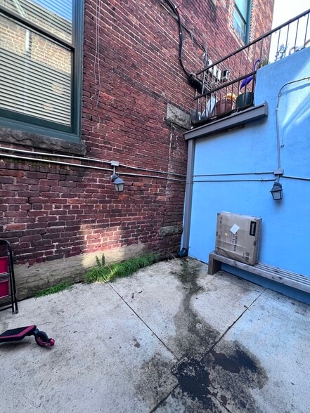 More Photos Of 17 1/2 N 17th St, Richmond Storefront Retail Office For Lease