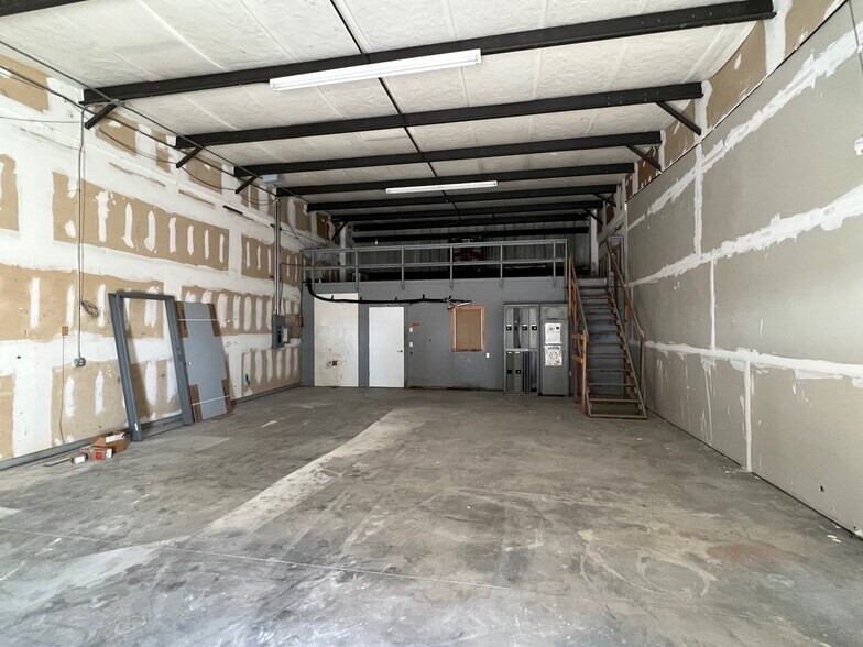 More Photos Of 2907 Brooks St, Lakeland Industrial For Lease