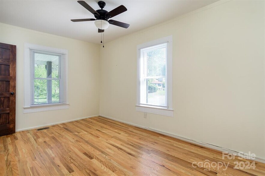 More Photos Of 390 E Main St, Old Fort Office For Sale