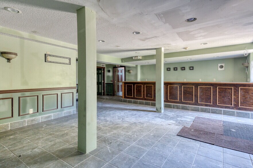 More Photos Of 2404 Main St, Hartford Storefront Retail Office For Sale