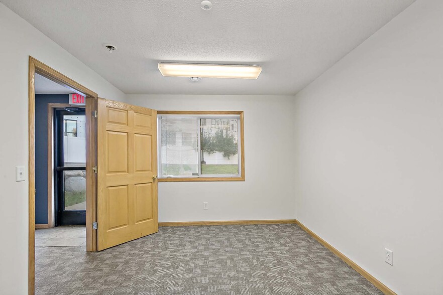 More Photos Of 2560-2568 Rice St, Saint Paul Office For Sale