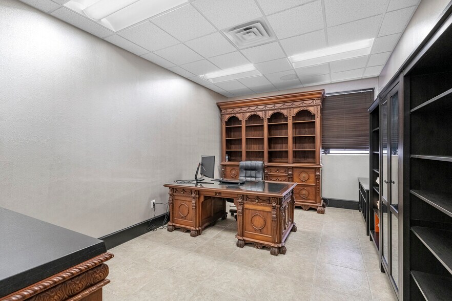 More Photos Of 15010 Lakefair Dr, Richmond Medical For Sale