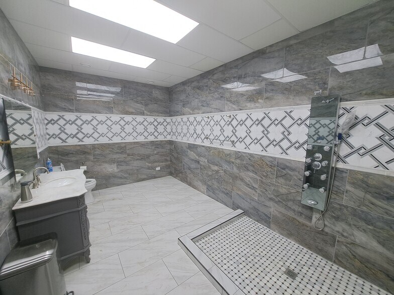 More Photos Of 625 Factory Rd, Addison Warehouse For Sale