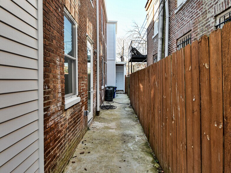 More Photos Of 515 11th St SE, Washington Storefront Retail Office For Sale