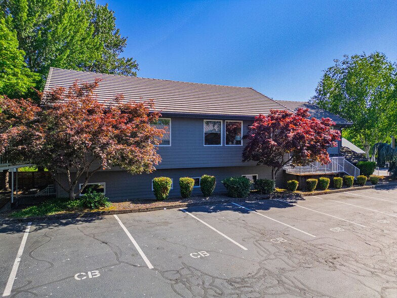 More Photos Of 873 NE 7th St, Grants Pass Medical For Lease