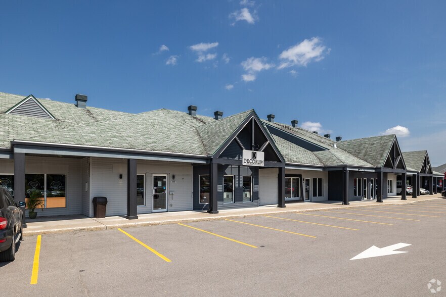 Primary Photo Of 220D Ch Du Lac-Millette, Saint-sauveur Freestanding For Lease