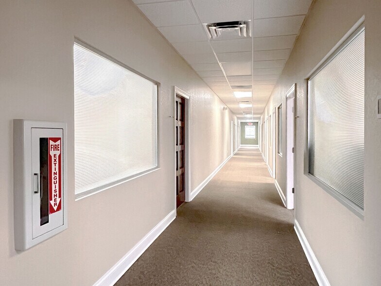 More Photos Of 308 Avenue G SW, Winter Haven Coworking Space