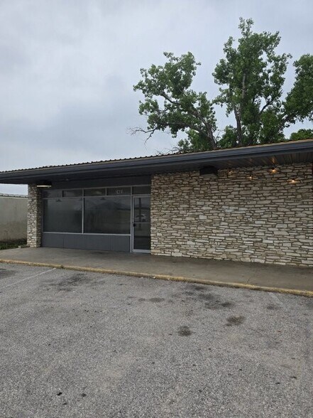 More Photos Of 2401 Highway 71 E, Del Valle Storefront For Lease