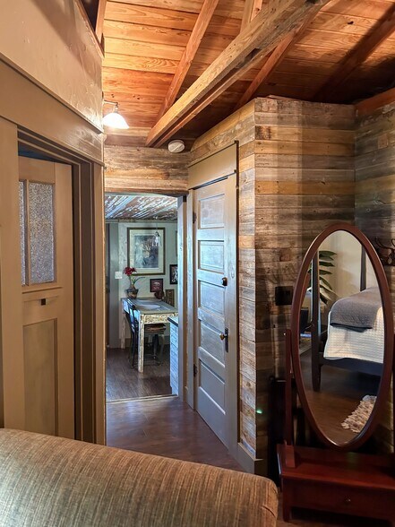 More Photos Of 504 Tivy St, Kerrville Flex For Sale