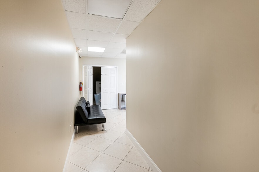 More Photos Of 10261 Sunset Dr, Miami Office For Lease
