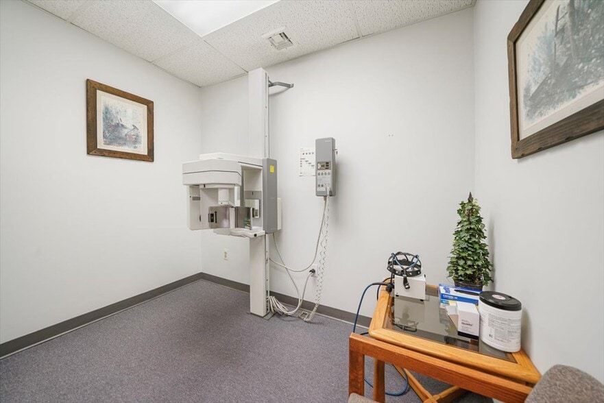 More Photos Of 468 Gidney Ave, Newburgh Medical For Sale