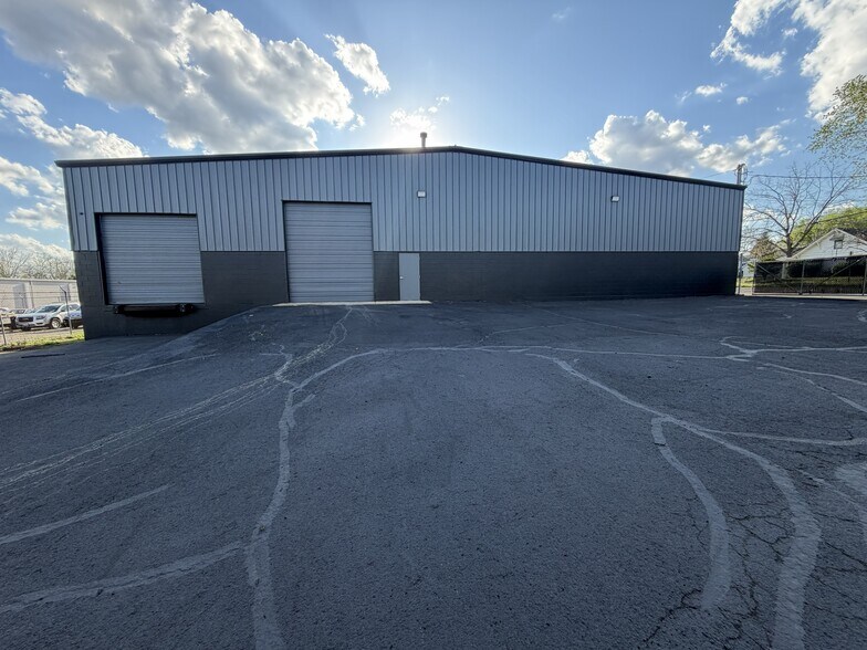 More Photos Of 1401 Fotler St, Springfield Warehouse For Lease