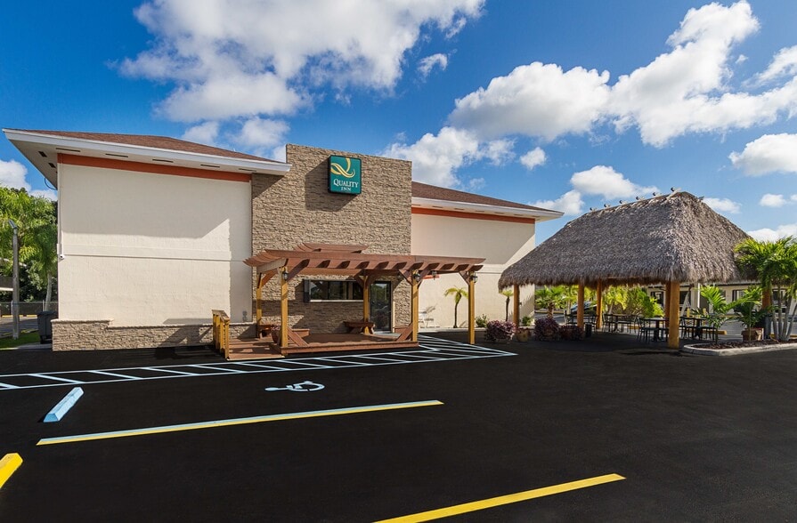 More Photos Of 333 SE Dixie Hwy, Florida City Hotel For Sale