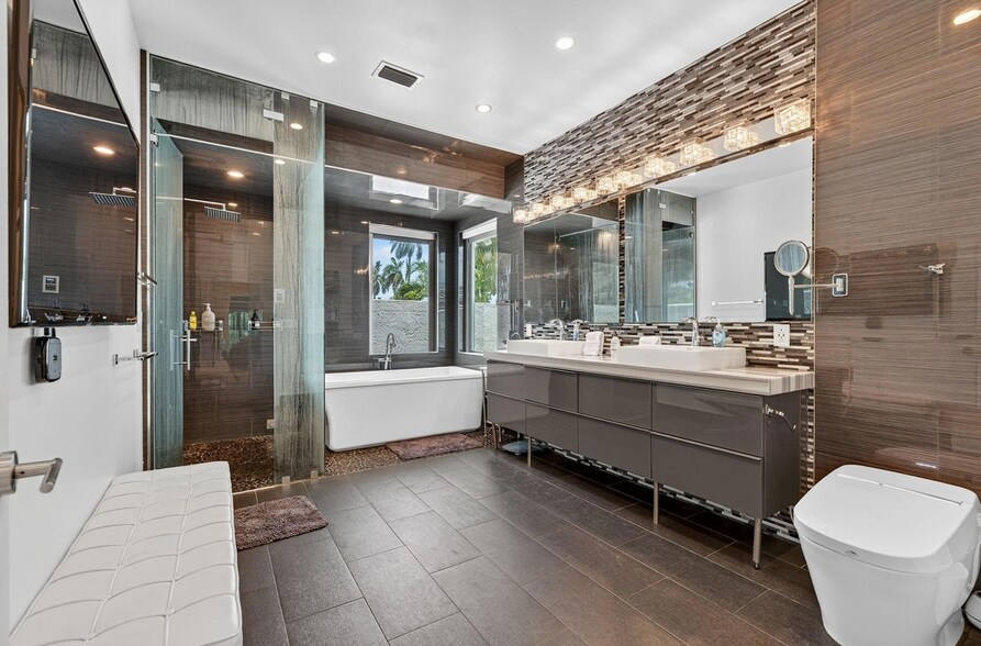 More Photos Of 2460 NE 36th St, Fort Lauderdale Specialty For Sale