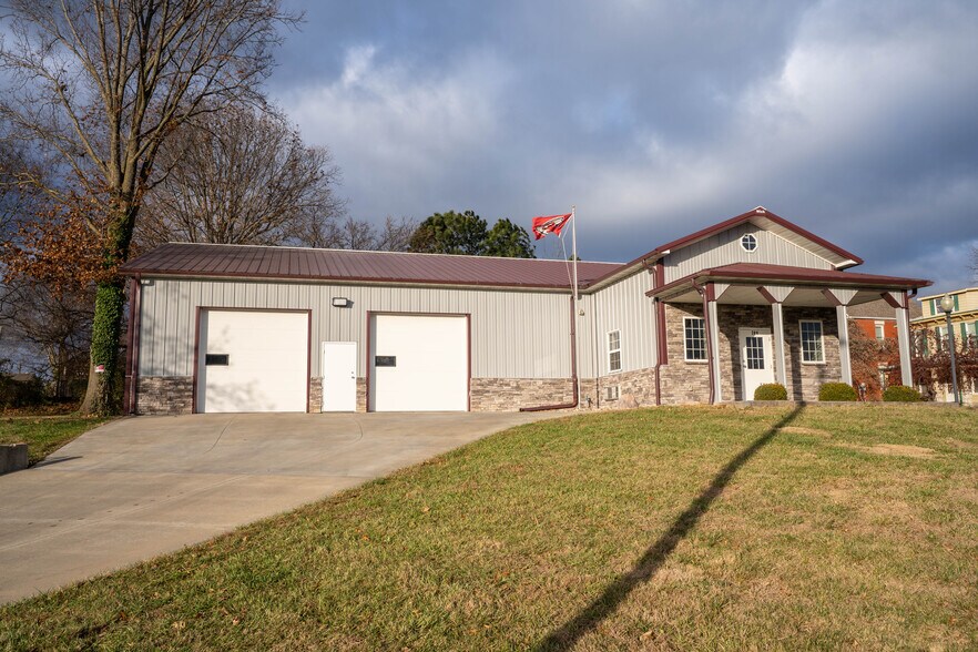 More Photos Of 200 S Memorial Dr, Independence General Retail For Lease