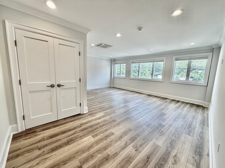 More Photos Of 522 E putnam Ave, Greenwich Freestanding For Lease