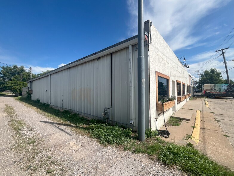 More Photos Of 7926 N May Ave, Oklahoma City Storefront Retail Office For Lease