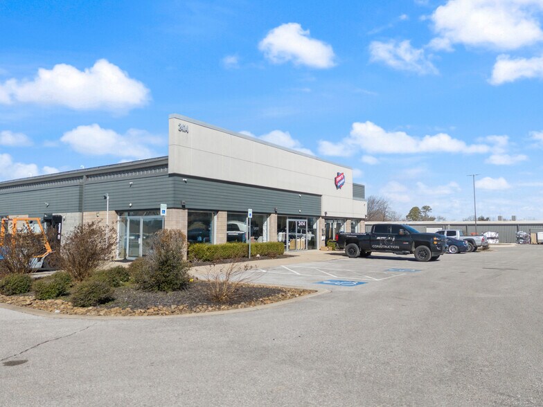 More Photos Of 2414 S 8th St, Rogers Freestanding For Lease