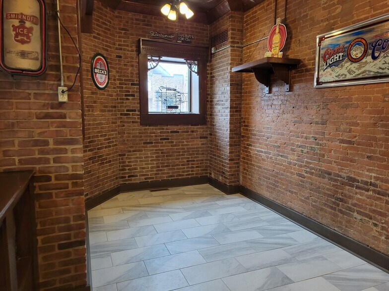 More Photos Of 90 E Jefferson St, Franklin Specialty For Lease