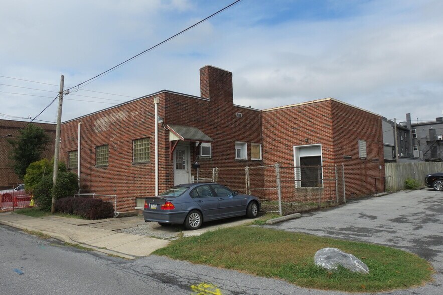 Primary Photo Of 27 S Charlotte St, Manheim Freestanding For Sale