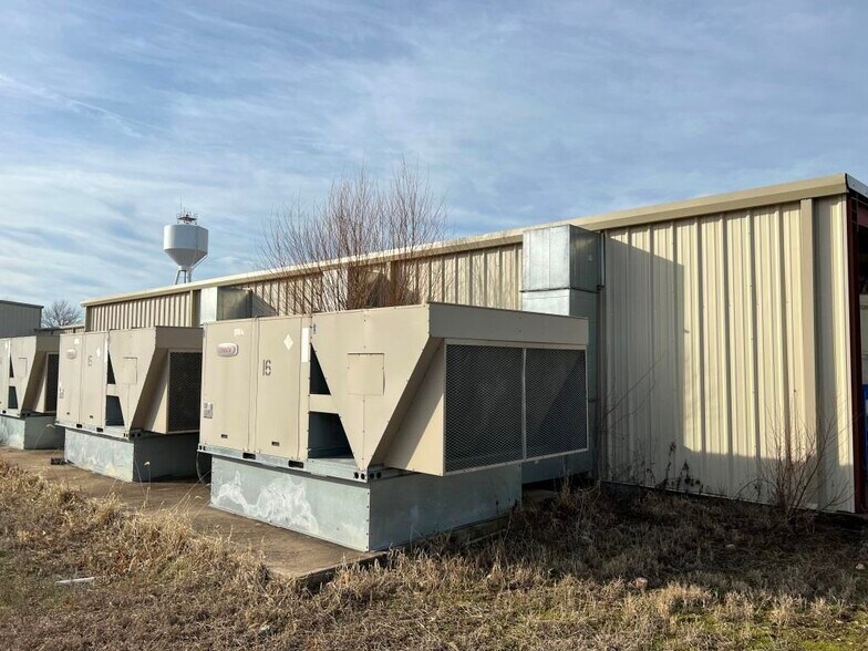 More Photos Of 2921 E 290 Rd, Grove Manufacturing For Lease