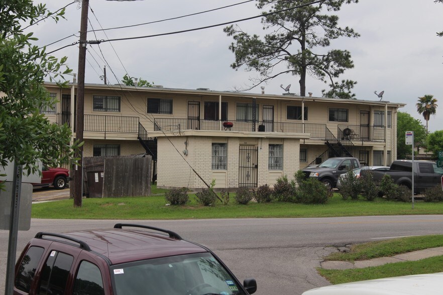 More Photos Of 7820 Calhoun Rd, Houston Apartments For Sale