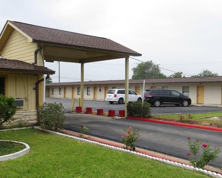 More Photos Of 809 W Jackson St, El Campo Hotel For Sale