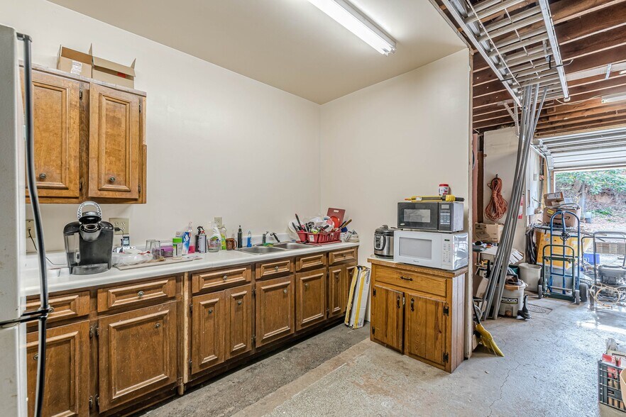 More Photos Of 614 King Arnold St, Hapeville Storefront Retail Office For Sale