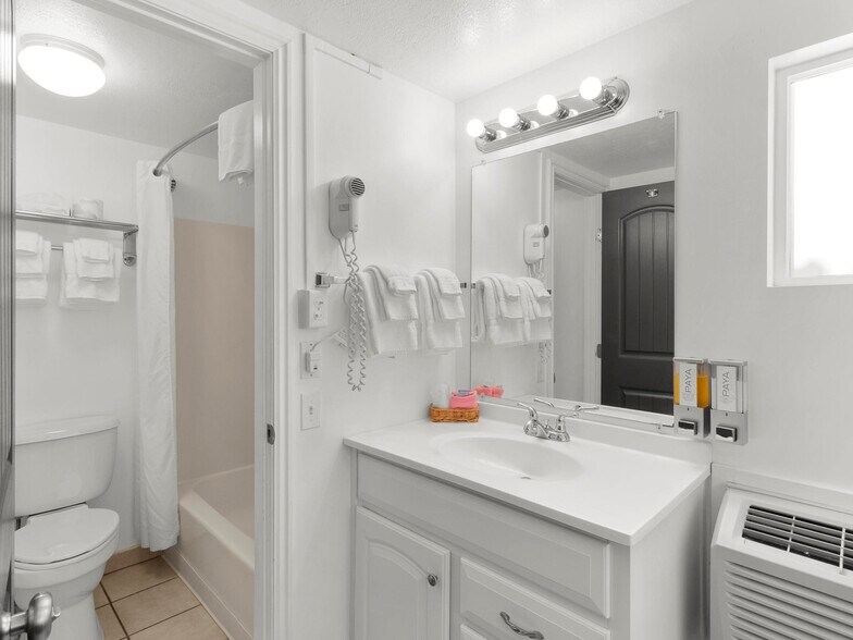 More Photos Of 475 W Main St, Escalante Hotel For Sale