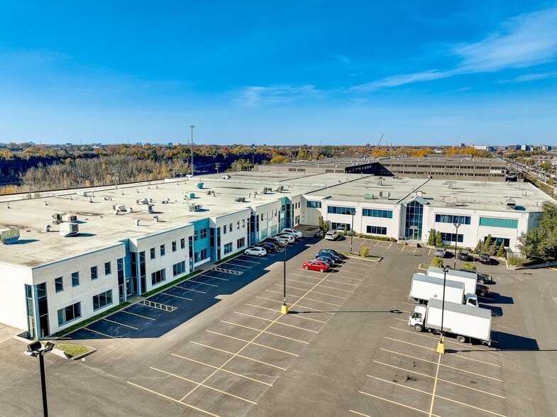 More Photos Of 8740-8878 Blvd Pie-IX, Montréal Warehouse For Lease