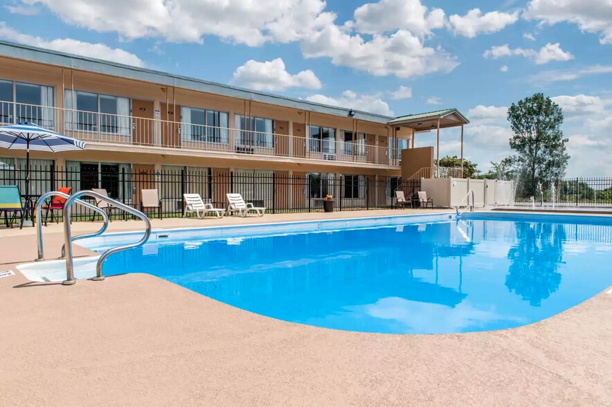 More Photos Of 406 E 22nd St, Huntingburg Hotel For Sale