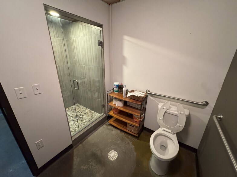 More Photos Of 1525-1527 Locust St, Kansas City General Retail For Lease
