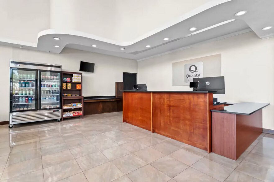 More Photos Of 1400 34th St N, Saint Petersburg Hotel For Sale