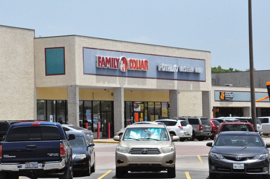 More Photos Of 13030-13190 Veterans Memorial Dr, Houston Unknown For Lease