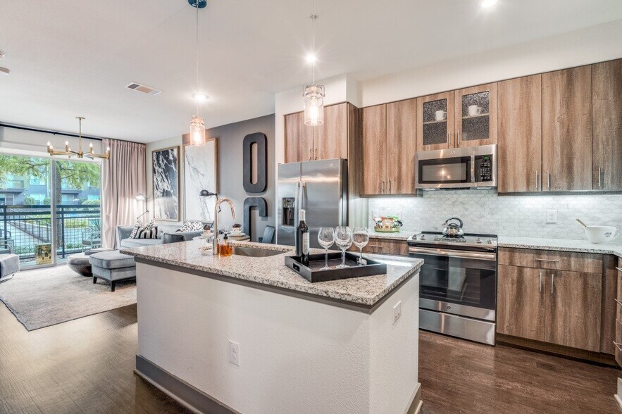 More Photos Of 305 W Commerce St, Dallas Apartments For Lease