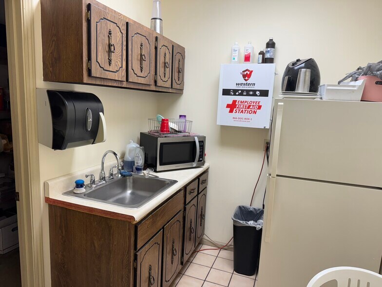 More Photos Of 3025 N Saint Peters Pky, Saint Peters Showroom For Sale