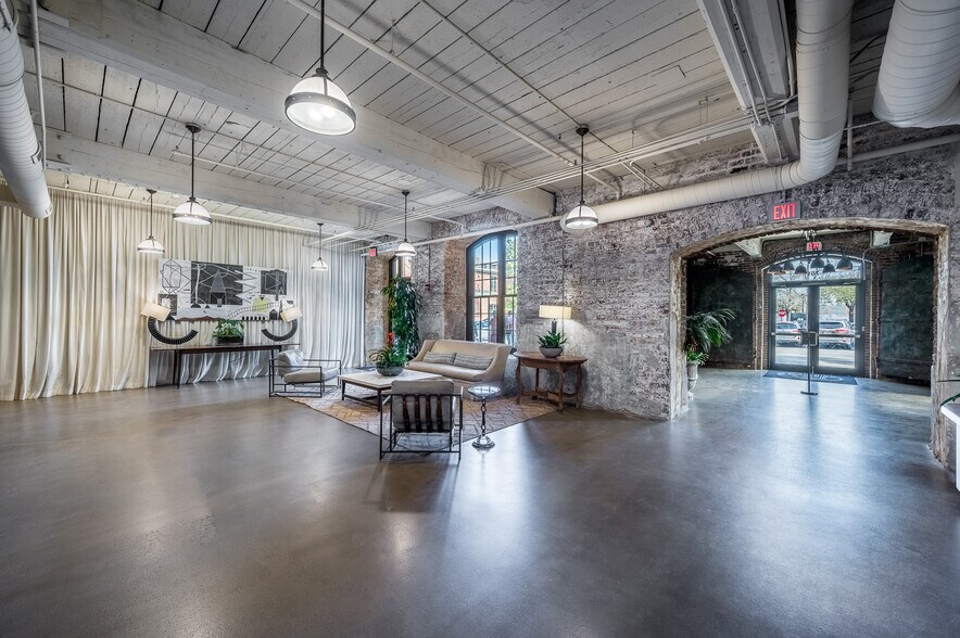 More Photos Of 6801 Carnegie Blvd, Charlotte Office Residential For Lease