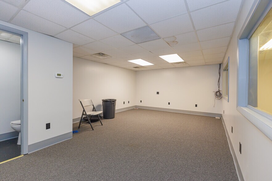 More Photos Of 5513 N Oxford St, Indianapolis Showroom For Lease