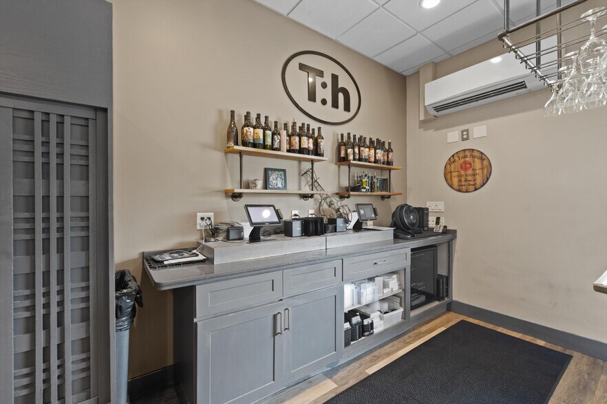 More Photos Of 514 NW Dixie Hwy, Stuart General Retail For Sale