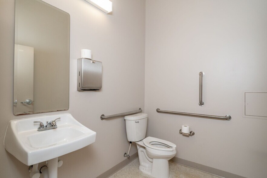 More Photos Of 16 Gosnell, Staunton Medical For Sale
