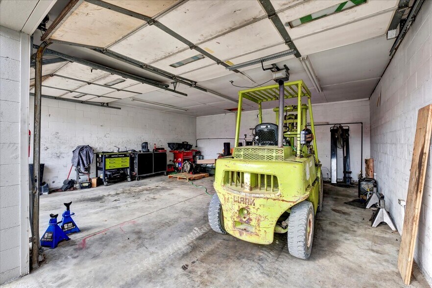 More Photos Of 133 W Blue Lick Rd, Shepherdsville Auto Repair For Sale