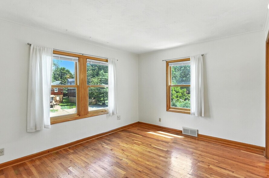 More Photos Of 817 N 48th St, Omaha Apartments For Sale