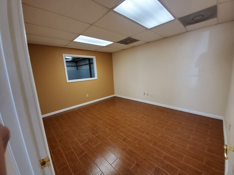 More Photos Of 5930 Lookout Bnd, San Antonio Warehouse For Lease