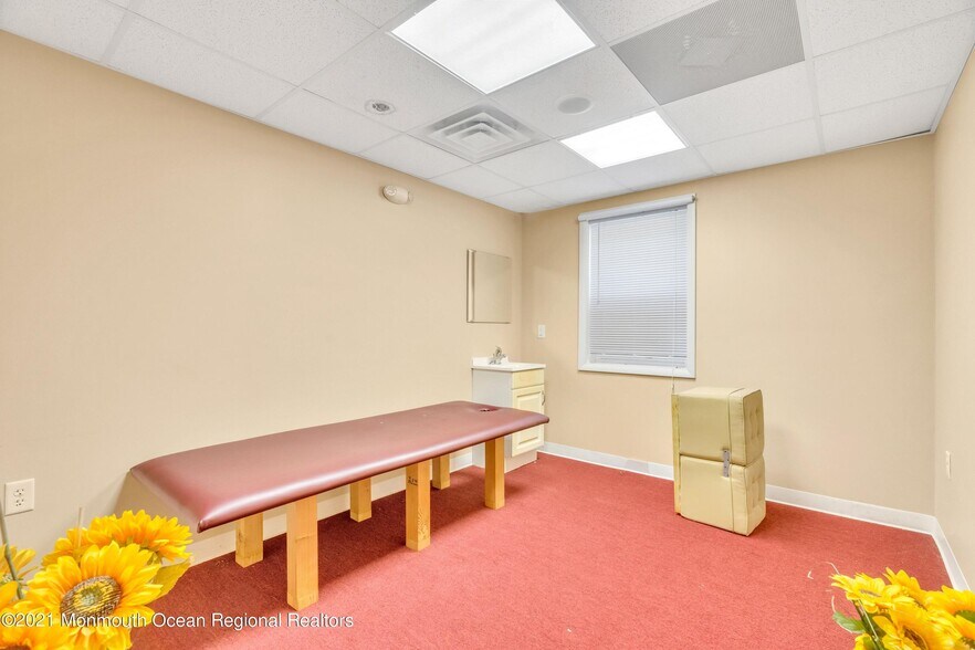 More Photos Of 2101 Lake Rd, Manchester Medical For Sale