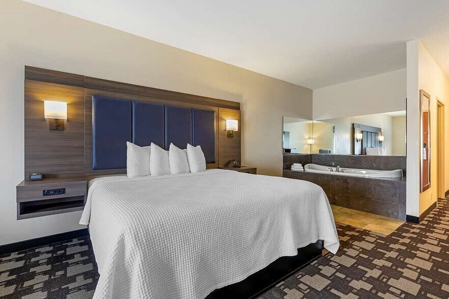 More Photos Of 1525 N Milt Phillips Ave, Seminole Hotel For Sale